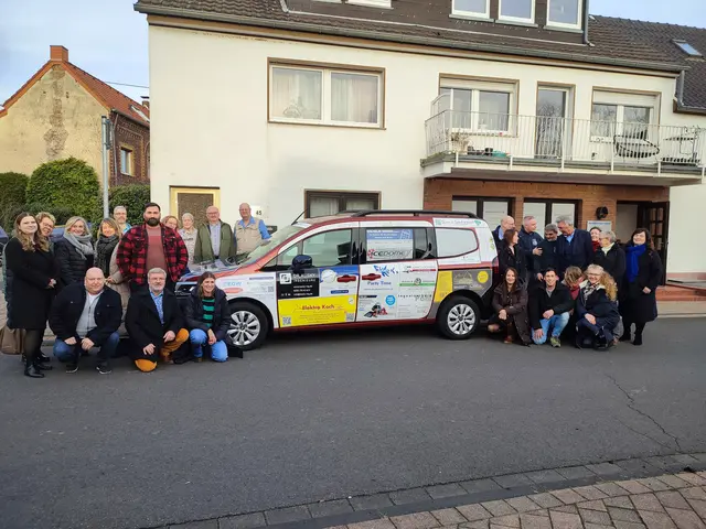 Zum Dank lud der VFSSN die Sponsoren zum Fototermin mit Snacks und Getränken in den Mondorfer Treff.  | Foto: Bracker