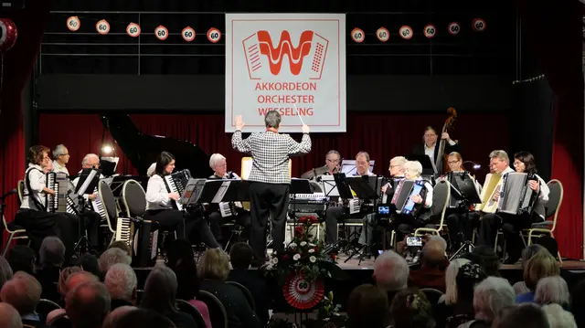 "Classic Strauss goes Vienna Waltz" von Josef Retter - konzertanter erster Konzertteil des Orchesters.  | Foto: Wolfhard Brandtstäter