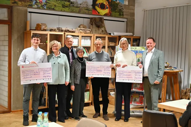 Der Vorstand der Eitorf Stiftung (Pia Wiedemann, Dieter Narres und Dr. Hildegard Ersfeld-Dreßen, 2.-4.v.li.) konnte den glücklichen Vertretern der Vereine große Schecks aus dem Spendenmarathon zur Unterstützung ihrer Vorhaben überreichen. | Foto: Herkenrath