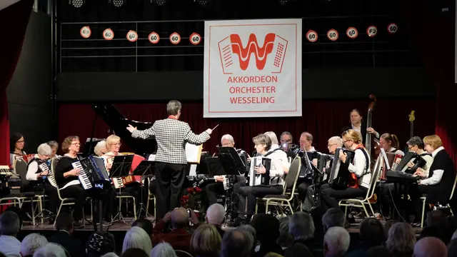 Eröffnung des Jubiläumskonzertes "60 Jahre Akkordeon-Orchester Wesseling" durch das Workshop-Orchester "Gemeinsam musizieren mit Quetsch" unter Leitung von Anita Brandtstäter.  | Foto: Wolfhard Brandtstäter