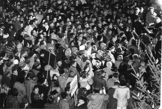 Der Nikolaustag 1975: Über zehntausend Menschen feiern das Wiedererlangen der Selbstständigkeit und die Wiederausgemeindung aus Köln.  | Foto: Archiv der Stadt Wesseling