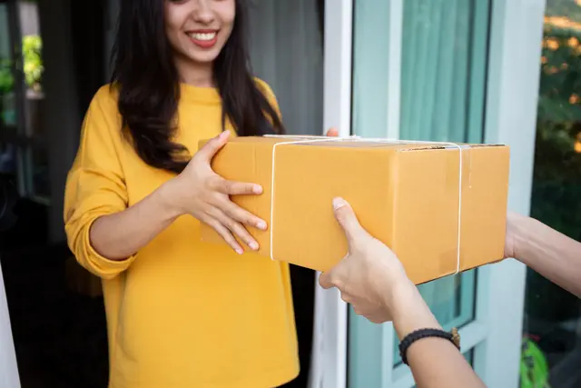 Symbolbild einer Paketzustellung. | Foto: suriya - stock.adobe.com