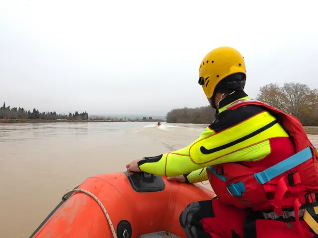 Rettungskräfte fahren mit einem Schlauchboot zur Unglücksstelle. Symbolfoto. | Foto: marcos - stock.adobe.com