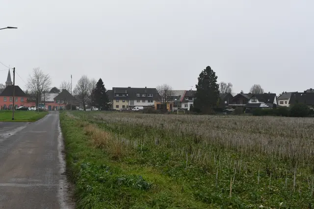 Am Ortsrand von Schwadorf sollen 144 Wohneinheiten und eine Kita gebaut werden. | Foto: Foto: Brodüffel