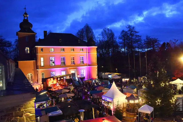 Am dritten Adventswochenende findet wieder der Weihnachtsmarkt auf Burg Wissem statt.  | Foto: Stadt Troisdorf