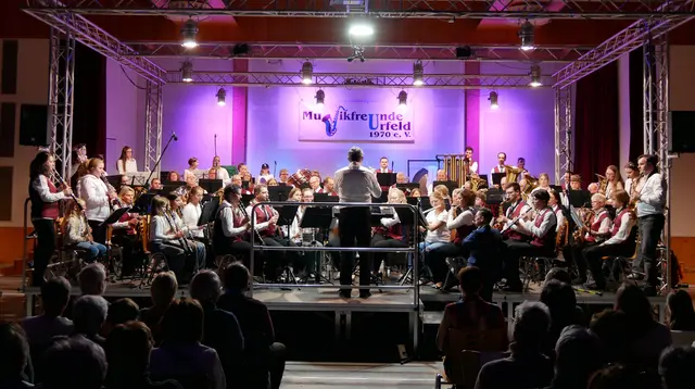 Ein Highlight in der zweiten Programmhälfte: Ingo Baier leitete Jugend- und Hauptorchester beim Werk "Rippling" Watercolors" von Brian Balmages.  | Foto: Anita Brandtstäter