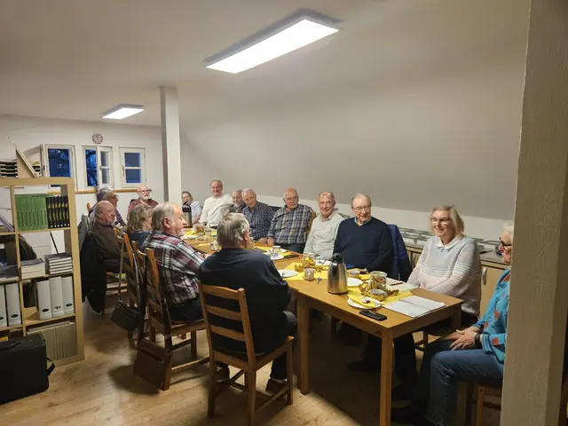 Übergabe der Belegexemplare der "Lohmarer Heimatblätter" an die Autoren. | Foto: Heimatverein Lohmar (HGV) 