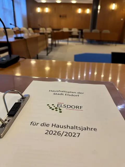 Der Doppelhaushalt 2026/2027 sieht wichtige Investitionen in den Bereichen Infrastruktur, Stadtentwicklung, Schulen, Kitas, Spiel- und Sportstätten und Freibad vor.  | Foto: Stadt Elsdorf
