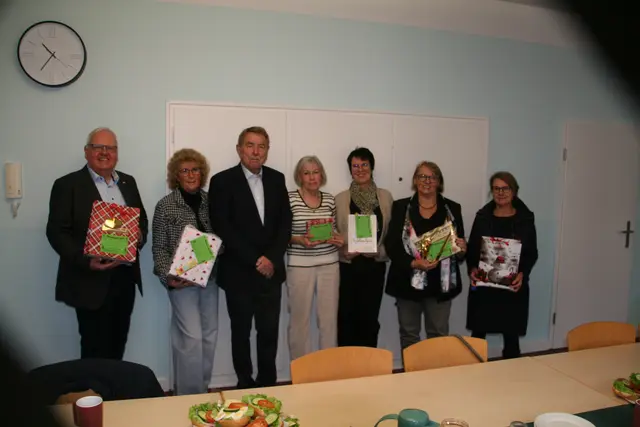Die liebevoll weihnachtlich verpackten Geschenke wurden in einer kleinen Feierstunde an die Vorstände der Sozialdienste übergeben. | Foto: Aktion Wunschzeit