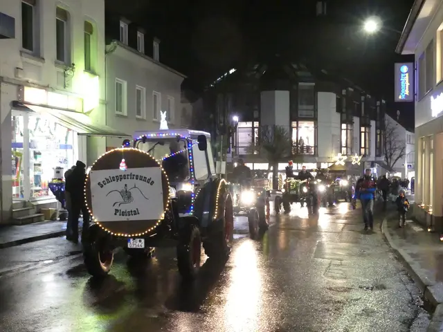 Ein echter Hingucker trotz Regens war die Lichterfahrt der Schlepperfreunde Siebengebirge. | Foto: Gast