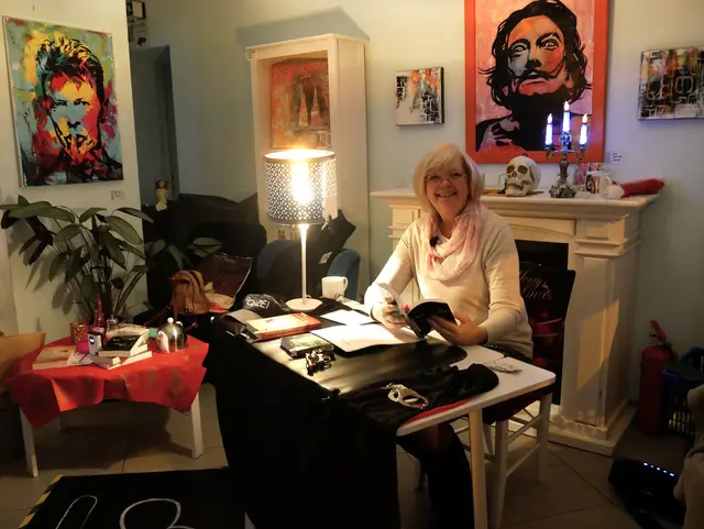 Simone Fischer in der schön dekorierten Lese-Ecke von Mines Spatzentreff.  | Foto: Anita Brandtstäter