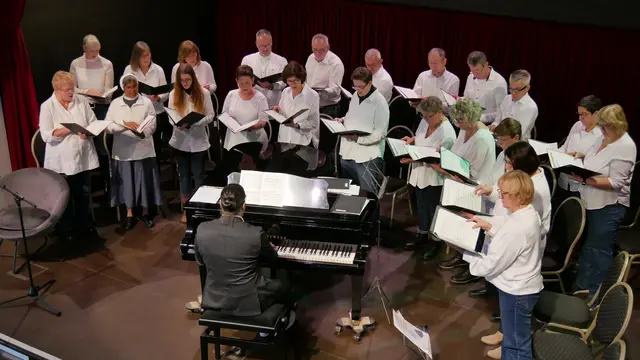 Adventsmatinee des Kammerchors Cantamus im Wesselinger Rheinforum unter Leitung von Sebastian Hohberg.  | Foto: Anita Brandtstäter