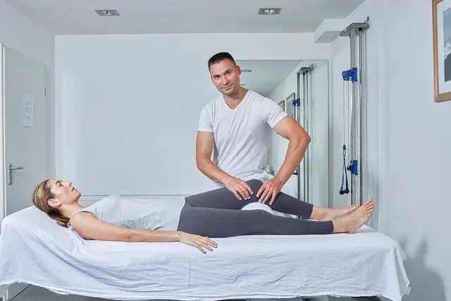 Physiotherapeut Ruslan Saitbekov gibt Tipps für fitte Kniegelenke. Foto: DJD/Pharma-Peter