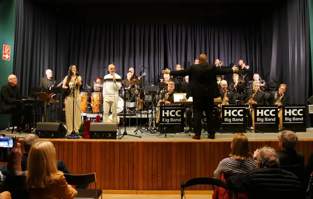 Grandioses Finale mit "Purple Rain" von Prince - mit der HCC Big Band unter Adi Becker und beiden Sängern Marco Matias und Suzana Neves Pais.  | Foto: Anita Brandtstäter