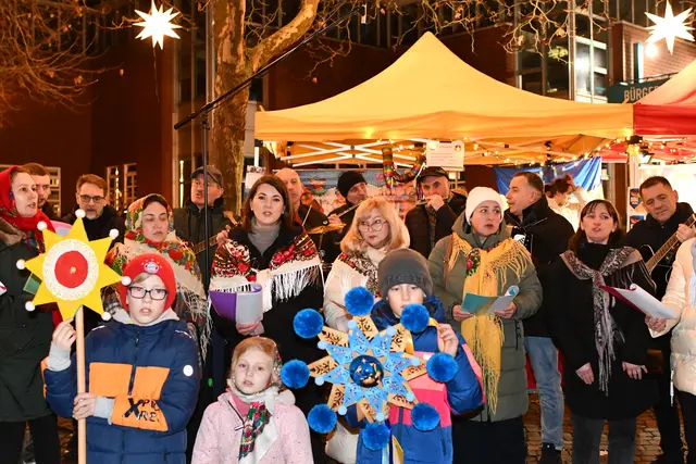 Fern des Krieges, doch in der Fremde: Die Weihnachtslieder des Chores der ukrainisch-katholischen Gemeinde Köln waren das Glanzlicht des Sternenmarktes auf dem Otto-Räcke-Platz. | Foto: Foto: Brodüffel