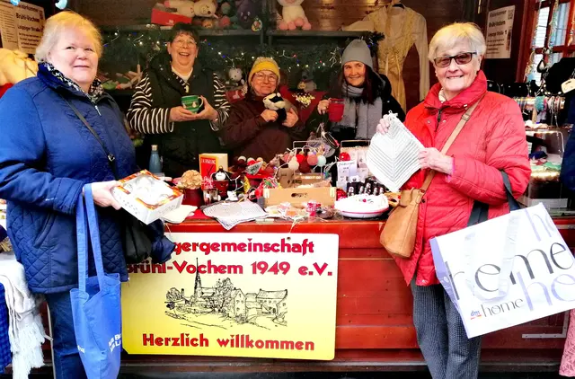 Franziska  Matheis, hinten li., mit zwei ihrer Helferinnen, freute sich, dass sie auf dem Weihnachtsmarkt Handarbeit für den guten Zweck verkaufen konnte.  | Foto: Heike Löhrer