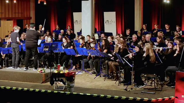 Das Orchester der Musikschule La Musica auf der Bühne des Europagymnasiums der Stadt Kerpen am 30. November 2025 | Foto: Torsten Rabe