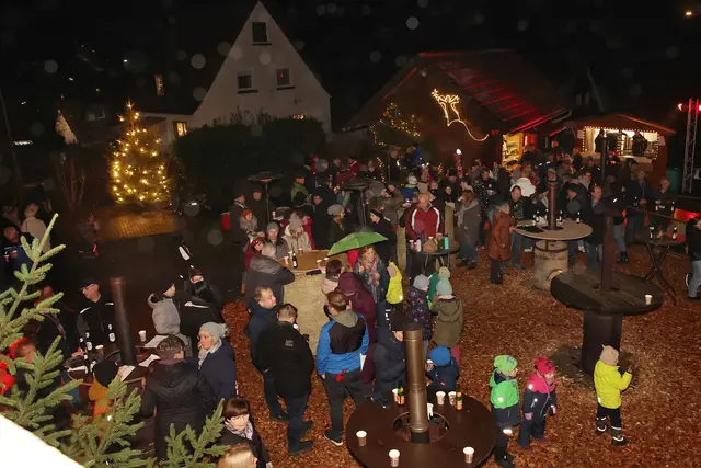 Heimelige Atmosphäre, wärmende Getränke, starke Stimmen: Weihnachtsspektakel in Bergerhof. | Foto: Roger Rentschler