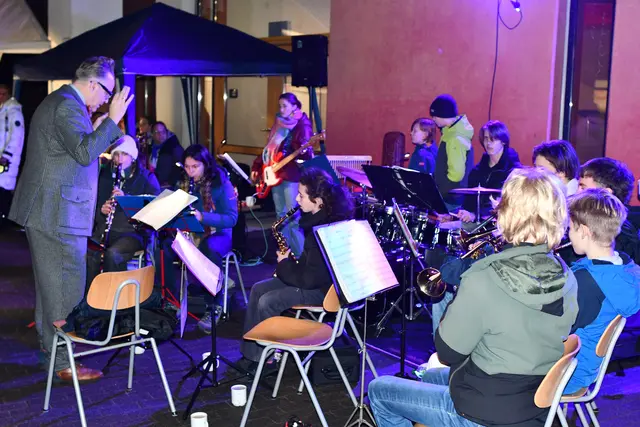 Unter dem Motto "Blue Christmas" stimmte die KidsBrass, geleitet von Michael Schumacher, variantenreich auf die kommenden Wochen ein.  | Foto: Foto Brodüffel