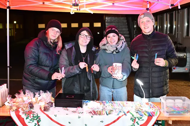 Bunte Premiere: Die Kolping -Jugend Hürth wirkte erstmals beim Adventszauber der DG Fischenich mit. | Foto: Foto Brodüffel 