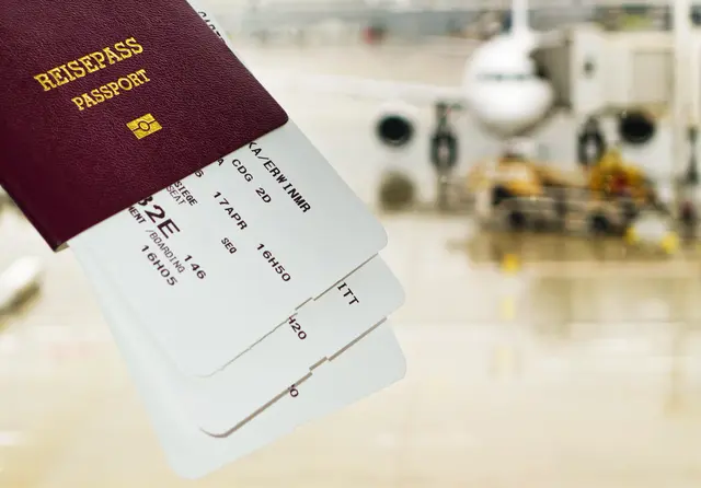 Passkontrolle am Flughafen. Symbolfoto. | Foto: Gina Sanders - stock.adobe.com