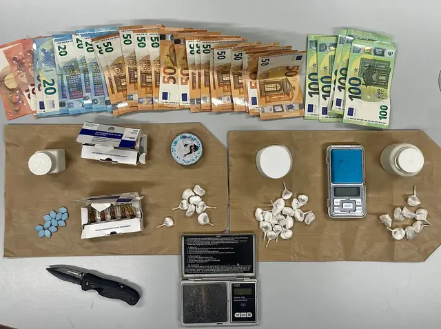 Bargeld, Feinwaagen und reichlich Drogen und Medikamente fanden die Zivilbeamten bei einer Kontrolle. | Foto: Polizei Köln