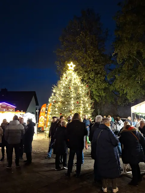 Einen wunderschönen Stern als Spitze für den Baum hat die Tischlerei Drews&amp;Rathjen gestiftet. 
 | Foto: Müller