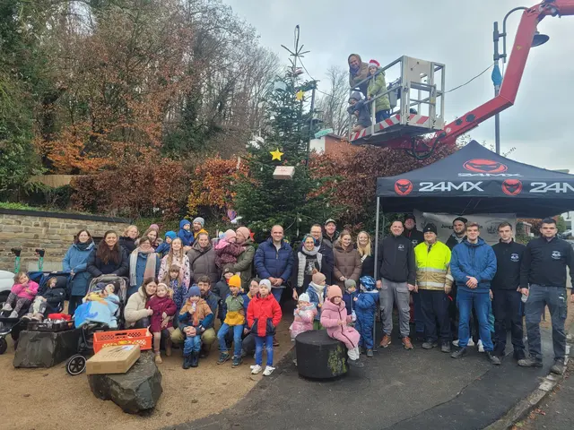 Gemeinsam geschmückt: Die Kinder der KiTa „Pauline“ mit ihren Eltern sowie der Abordnung der Wolsdorfer Löschgruppe III und den bewirtenden Junggesellen der „Eintracht“ vor dem nun mehrfach gekrönten Dorf-Weihnachtsbaum von Alt-Wolsdorf.

 | Foto: JGV
