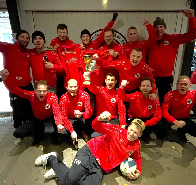 Unterstützt wurde die LüRa Ü32 von der Firma Immobilienzentrum Hoffmann in Form von Trainingsanzügen.  | Foto: LüRa