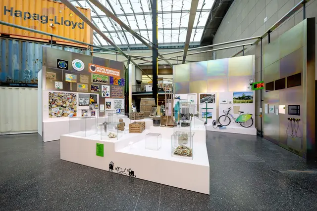 Nicht nur ist die Dauerausstellung neu entworfen worden – es liegt nun auch ein viel größerer Schwerpunkt auf der Zeit von 1990 bis heute. | Foto: Axel Thünker / Stiftung Haus der Geschichte