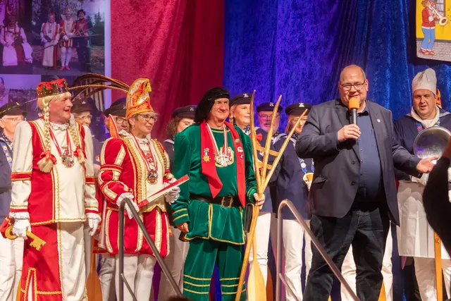 Oberbürgermeister Stefan Hebbel sprach nach der Proklamation zu den Gästen. Foto: Axel König