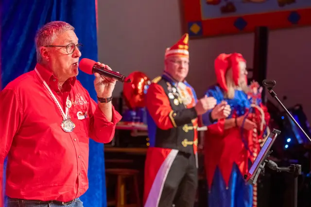 Franz Bauer stellte das Mottolied „Alaaf und Hurra auf 33 Jahr“ vor. Foto: Axel König