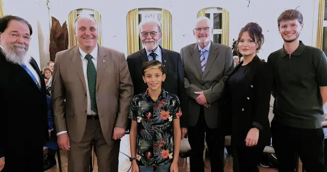 Unter Leitung von Tim Hoenings (v.r.) und Laura Michaelis produzierten Schüler wie Kaami Brunner (vorne) der Sekundarschule fünf Kurzfilme, die eindrucksvoll zeigen, wie junge Menschen Geschichte lebendig und kreativ vermitteln können. Weitere Preisträger des Abends waren Gert Nicolini, Gottfried Effe und Bernhard Marewski (l.), hier neben Michael Gutbier. Foto: Gabi Knops-Feiler 