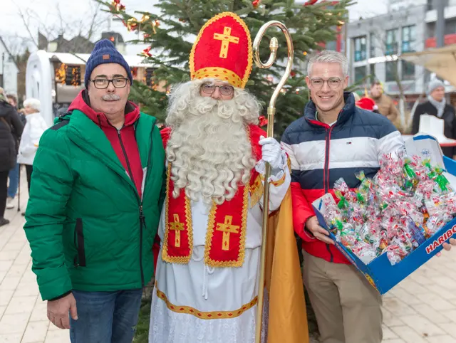 Hans-Jürgen Kautz (l.), der Nikolaus und Bürgermeister Yannick Steinbach freuten sich über viel Zulauf. Foto: Axel König