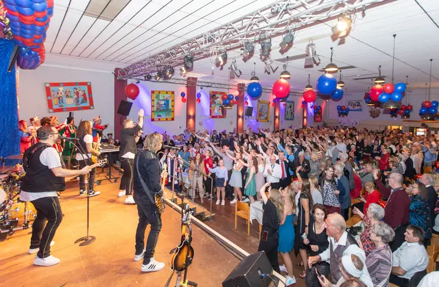 Unter anderem die Höhner heizten dem Publikum ein. Foto: Axel König