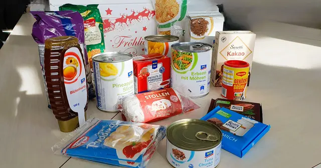 Noch bis zum 18. Dezember können Spender als „Paten“ für 25 Euro ein Weihnachtspaket mit den abgebildeten Lebensmitteln finanzieren und damit Bedürftigen ein Stück Hoffnung und Gemeinschaft schenken. Foto: Gabi Knops-Feiler 