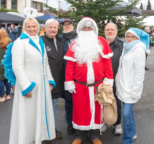 Der Nikolaus, zwei Engel und das Vorstands-Trio vom Ortskartell freuten sich über gute Resonanz. Foto: Axel König