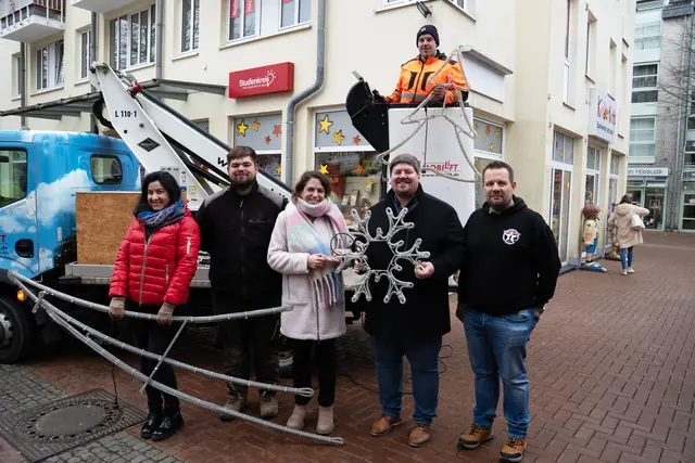 Start zum Aufhängen der Weihnachtsbeleuchtung in Leichlingen (v.l.) Nina Blasberg vom BNL, Maximilian Lang von der Landjugend, Rabea Küpper von der Wirtschaftsförderung, Bürgermeister Maurice Winter, Tobias Unger vom BNL und im Korb Lukas Mieling von der Landjugend. Foto: Stadt Leichlingen