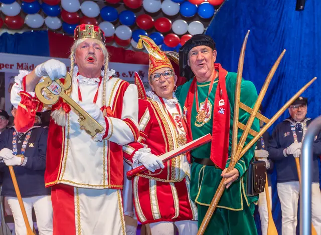 Das neue Hitdorfer Dreigestirn (v.l.): Jungfrau Rainhilde (Rainer Kruczynski), Prinz Heike I. (Heike Corton Venegas) und Bauer „De Kölsche Ricci“ (Reinhard Deichert). Foto: Axel König