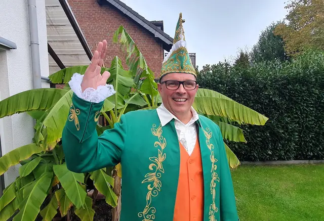 Höhepunkt seiner Regentschaft dürfte der Holzhausener Karnevalszug am Sonntag, 15. Februar 2026, sein. Dafür wünscht sich Prinz Roland I. (Künzel) bestes Wetter, viele Jecken am Straßenrand und ein buntes Miteinander. Foto: Gabi Knops-Feiler 