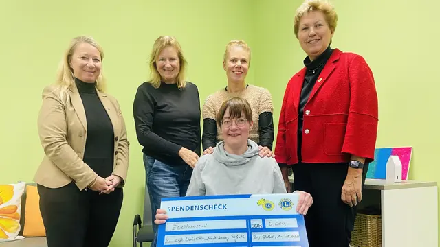 Foto: Vertreterinnen des LC Bergische Löwinnen und des Fördervereins übergeben den Scheck in Höhe von 2000€ an die Leiterin Claudia Valle (2.v.r.)  und die Frauenbeauftragte Michaela Theisen (vorne), Foto: Holger Clemens