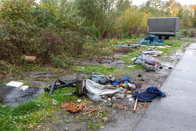 Im rückwärtigen Teil des P+R Duckterath wurde Müll illegal abgelagert. Foto: Axel König