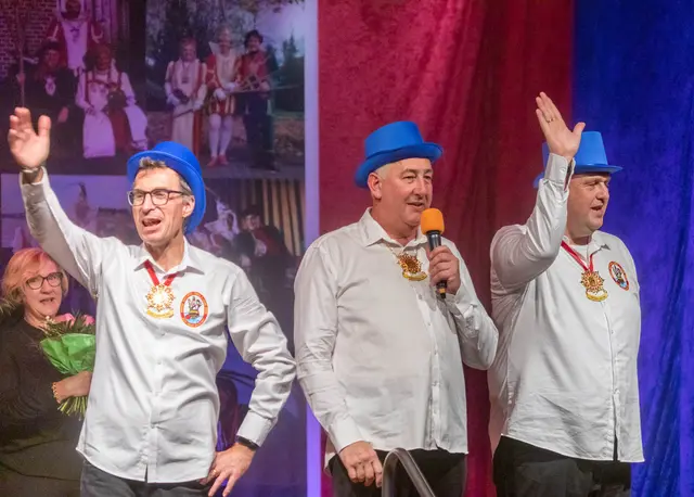 Das alte Dreigestirn um (v.l.) Jungfrau Toffi (Christoph Kürten), Prinz Thomas I. (Thomas Lasogga) und Bauer Jürgen (Jürgen Klaue). Foto: Axel König