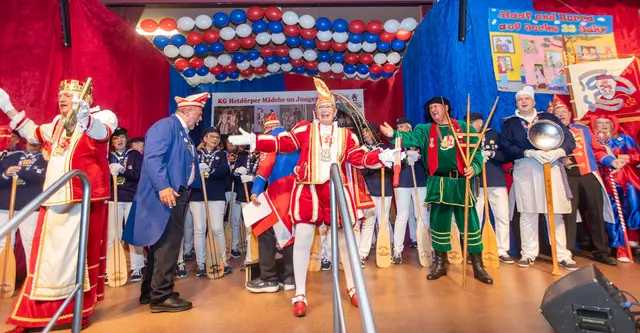 Proklamiert (v.l.): Jungfrau Rainhilde (Rainer Kruczynski), Dr. Hans-Werner Rauen (Mitglied der Fährgarde), Prinz Heike I. (Heike Corton Venegas) und Bauer „De Kölsche Ricci“ (Reinhard Deichert). Foto: Axel König
