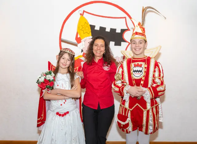 Das designierte Kinderprinzenpaar Charlotte I. (Grahlmann) und Vincent I. (Horn) mit Prinzenführerin Loredana Ziegler. Foto: Axel König