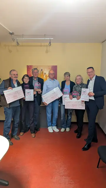 Preisverleihung (v.l.) Jürgen Letzner, Beate Letzner, Ulrich Conrads, Rainer Pentzek, Claudia Graff, Sybille Arnold, und Bürgermeister Dirk Runge. Foto: Stadt Burscheid