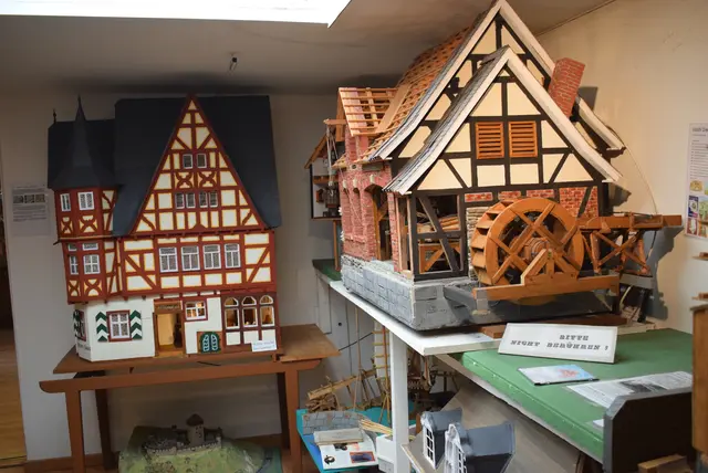 In seinem provisorischen Museum präsentiert Günter Blömer viele Kutschen, Mühlen oder Häuser, die er maßstabsgetreu nachgebaut hat. Foto: Hoeck