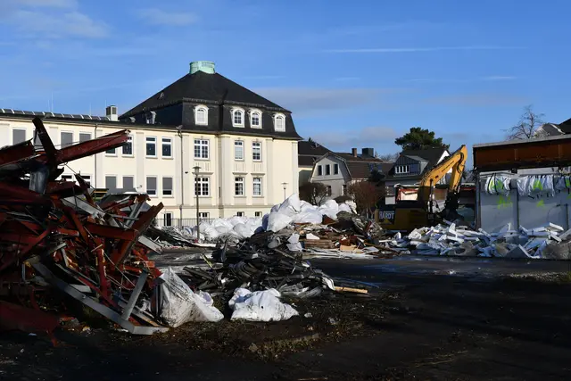 Derzeit werden die leer stehenden Gebäude auf dem ehemaligen RWE-Areal abgebrochen, um Raum für die Neubebauung zu schaffen. | Foto: Foto: Brodüffel