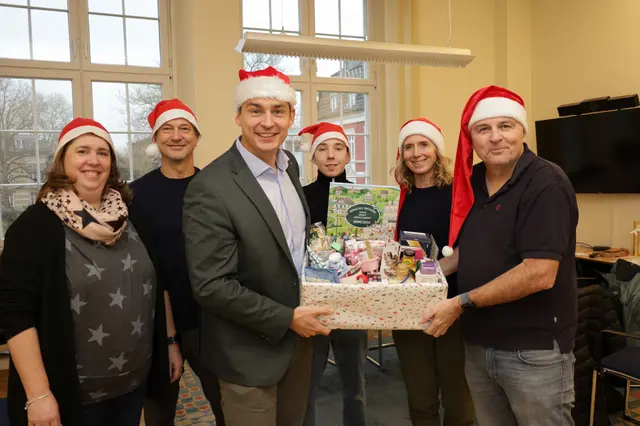 Selma Hagedorn, Frank Hubbuch, Marcel Kreutz, Oskar Breideneichen, Britta Schmitz und Markus Kerckhoff (v.l.) mit dem ersten Päckchen. Foto: Stadt Bergisch Gladbach