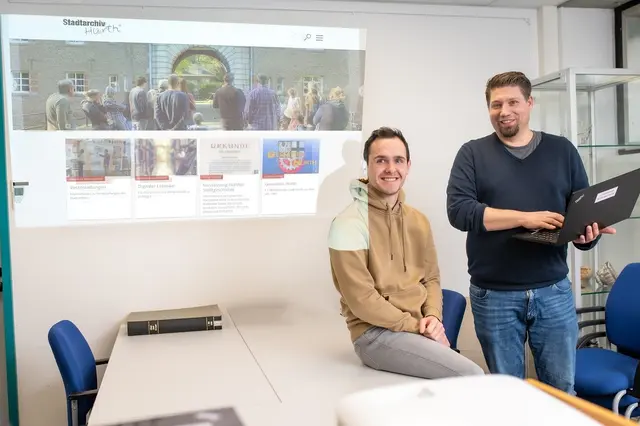 Stadtarchivleiter Michael Cöln (r.) und Mitarbeiter Erik Heller präsentieren die eigene Homepage des Archivs. | Foto: Foto: Piliero